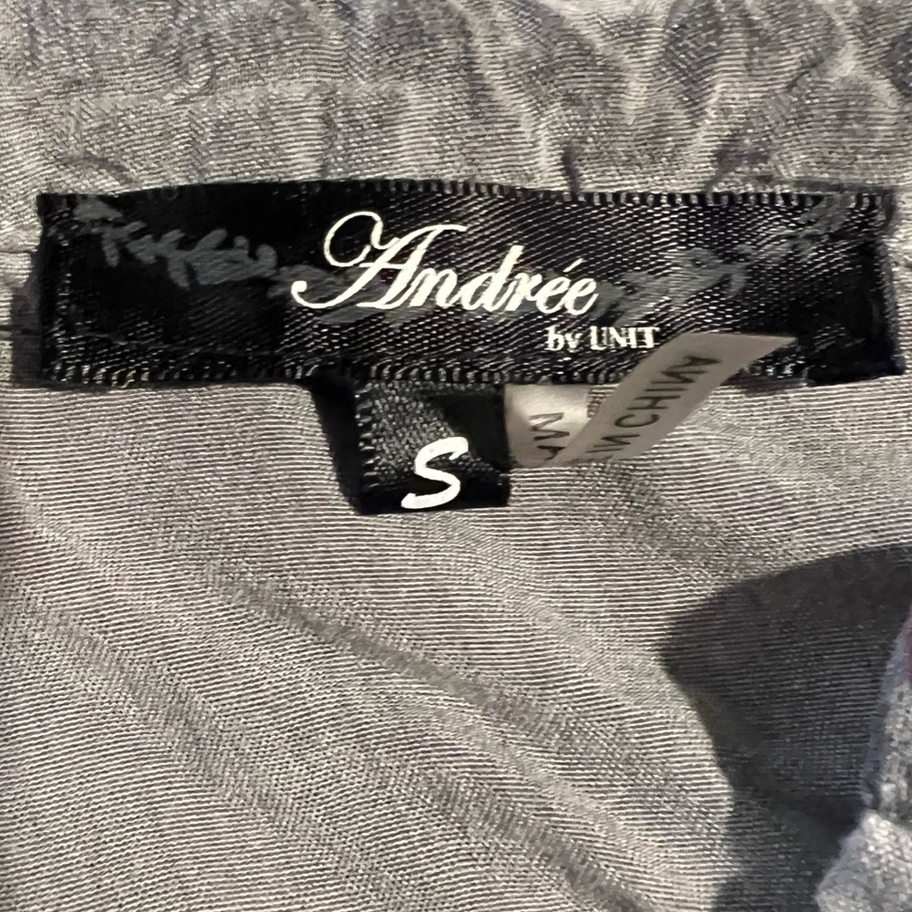 Andree By Unit Shirt Womens SMALL gray Embroidered Floral Boho Flowy Crinkle - Picture 5 of 7